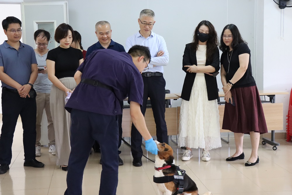 廣州市國(guó)資委黨委委員、總經(jīng)濟(jì)師郭黎一行到廣藥集團(tuán)研究總院國(guó)家犬類實(shí)驗(yàn)動(dòng)物資源庫(kù)調(diào)研
